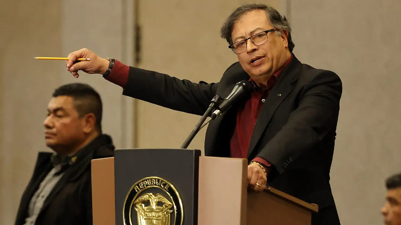 Petro respalda la emergencia económica y responsabiliza al Banco de la República