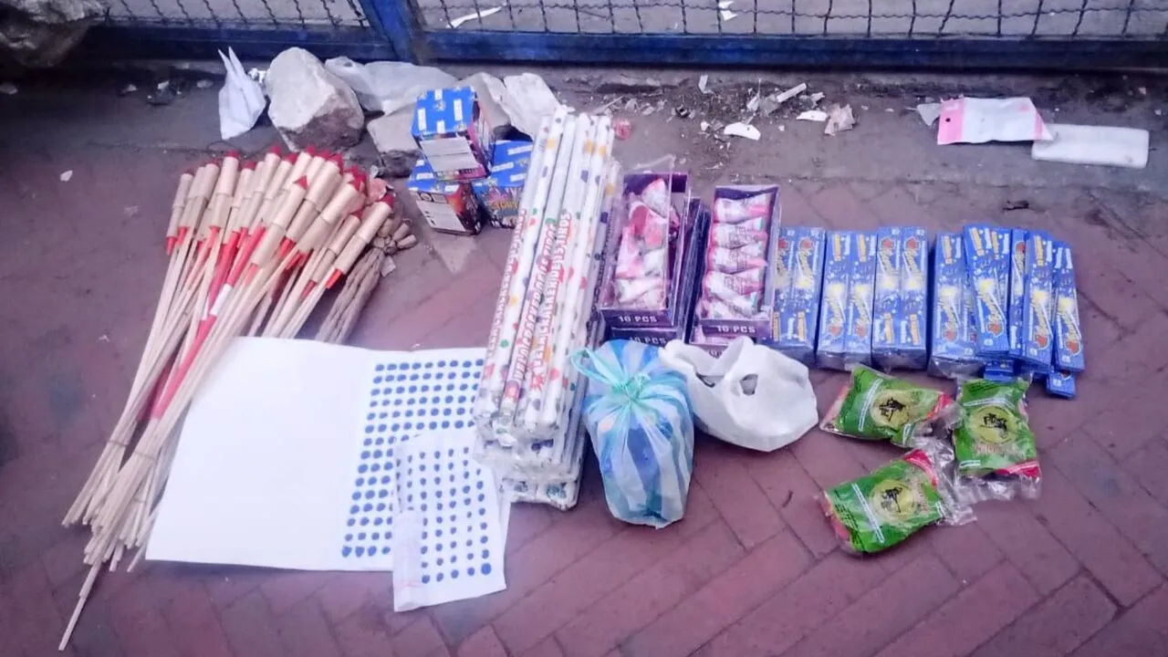 ¡Explosivo golpe en Bosa! Decomisan más de 6.500 unidades de pólvora ocultas en cajas, bolsas y puestos improvisados