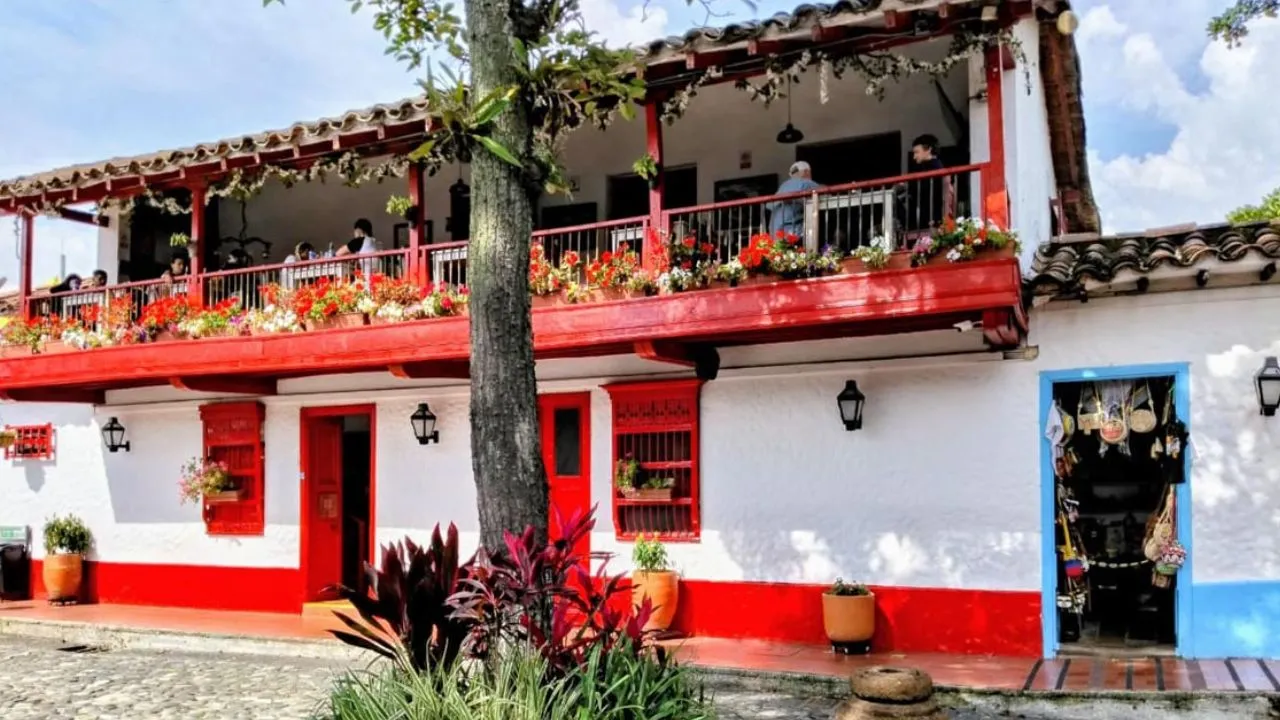 Entre flores, cultura y tradición: más de 215.000 personas visitaron el Pueblito Paisa el segundo semestre de 2025