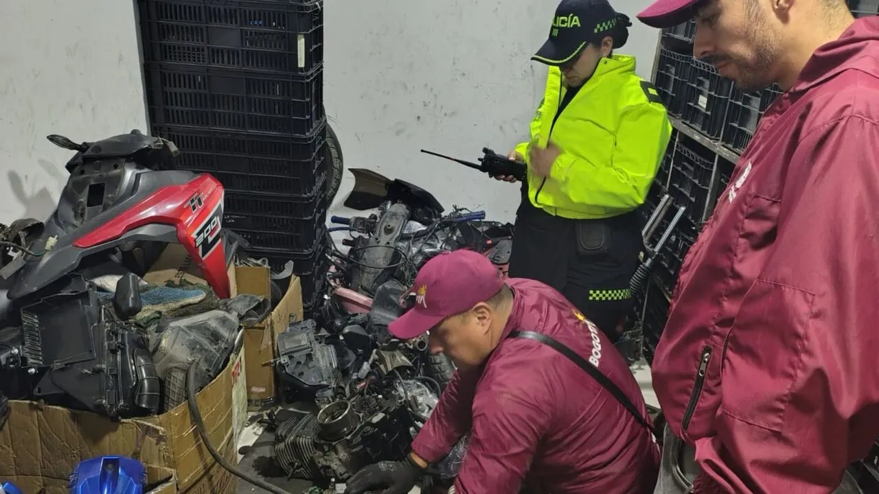 ¡Golpe millonario a los desguazaderos! Recuperan más de una docena de vehículos y cientos de autopartes robadas en Bogotá