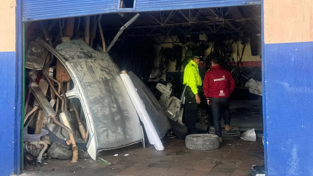 ¡Golpe millonario a los desguazaderos! Recuperan más de una docena de vehículos y cientos de autopartes robadas en Bogotá
