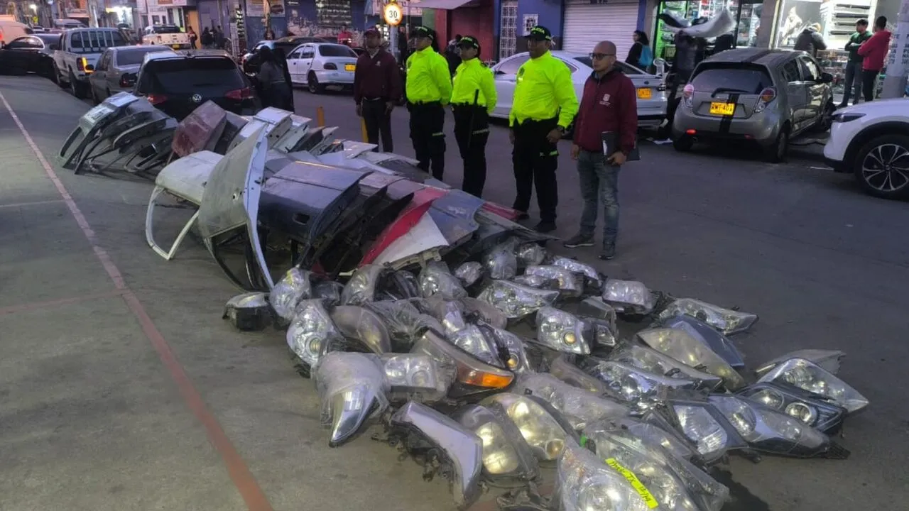 ¡Golpe millonario a los desguazaderos! Recuperan más de una docena de vehículos y cientos de autopartes robadas en Bogotá