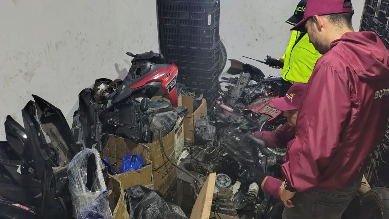 ¡Golpe millonario a los desguazaderos! Recuperan más de una docena de vehículos y cientos de autopartes robadas en Bogotá