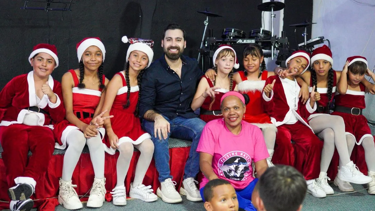 El concejal Santiago Perdomo realizó más de 25 novenas navideñas en distintos barrios de Medellín, compartiendo con comunidades, niños y familias espacios de unión, tradición y mensajes de cuidado. Durante los encuentros, promovió la protección de la niñez, la importancia del estudio y una Navidad vivida desde la cercanía comunitaria y los valores familiares.