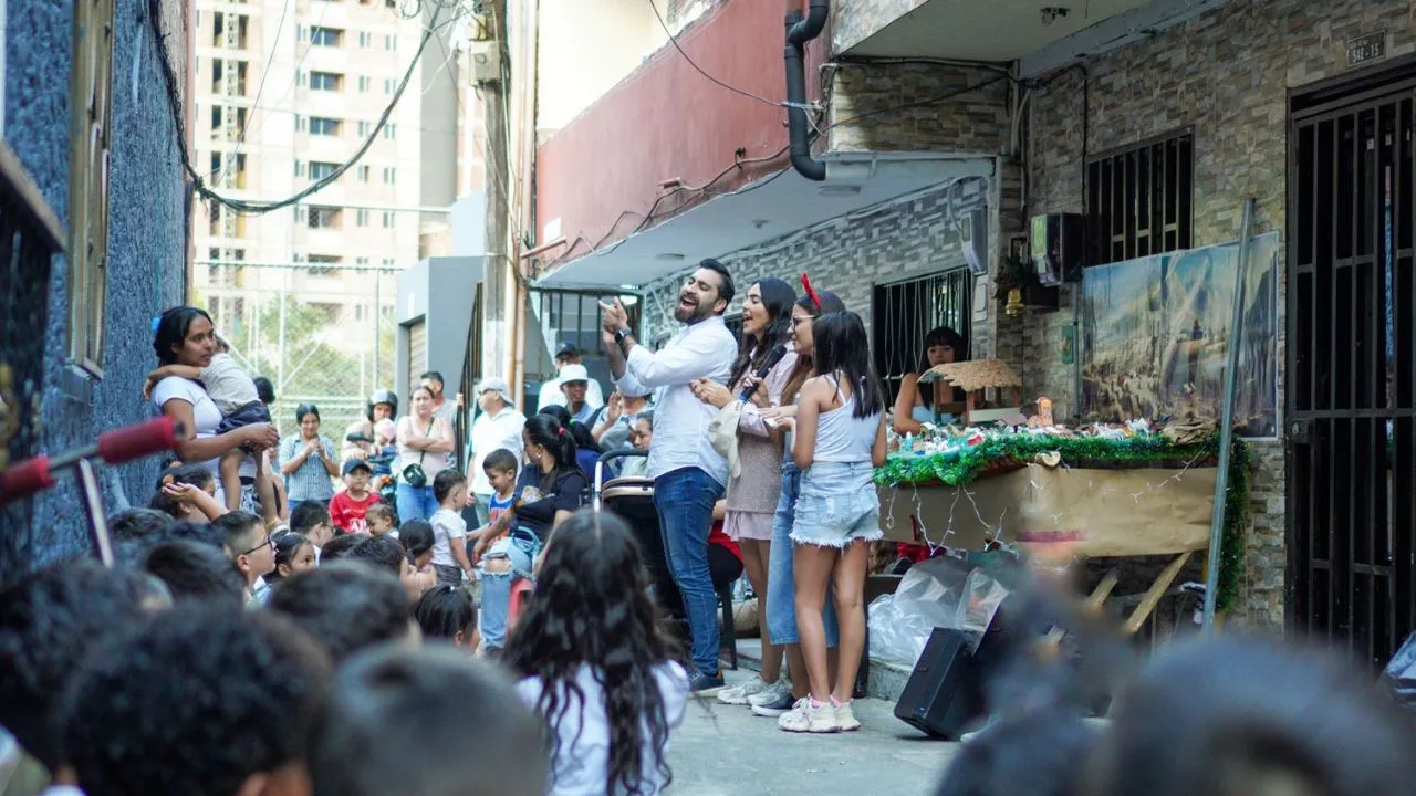 El concejal Santiago Perdomo realizó más de 25 novenas navideñas en distintos barrios de Medellín, compartiendo con comunidades, niños y familias espacios de unión, tradición y mensajes de cuidado. Durante los encuentros, promovió la protección de la niñez, la importancia del estudio y una Navidad vivida desde la cercanía comunitaria y los valores familiares.