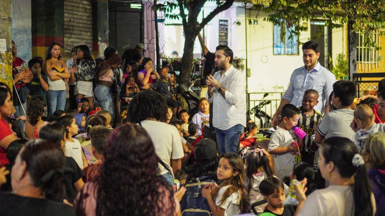 El concejal Santiago Perdomo realizó más de 25 novenas navideñas en distintos barrios de Medellín, compartiendo con comunidades, niños y familias espacios de unión, tradición y mensajes de cuidado. Durante los encuentros, promovió la protección de la niñez, la importancia del estudio y una Navidad vivida desde la cercanía comunitaria y los valores familiares.