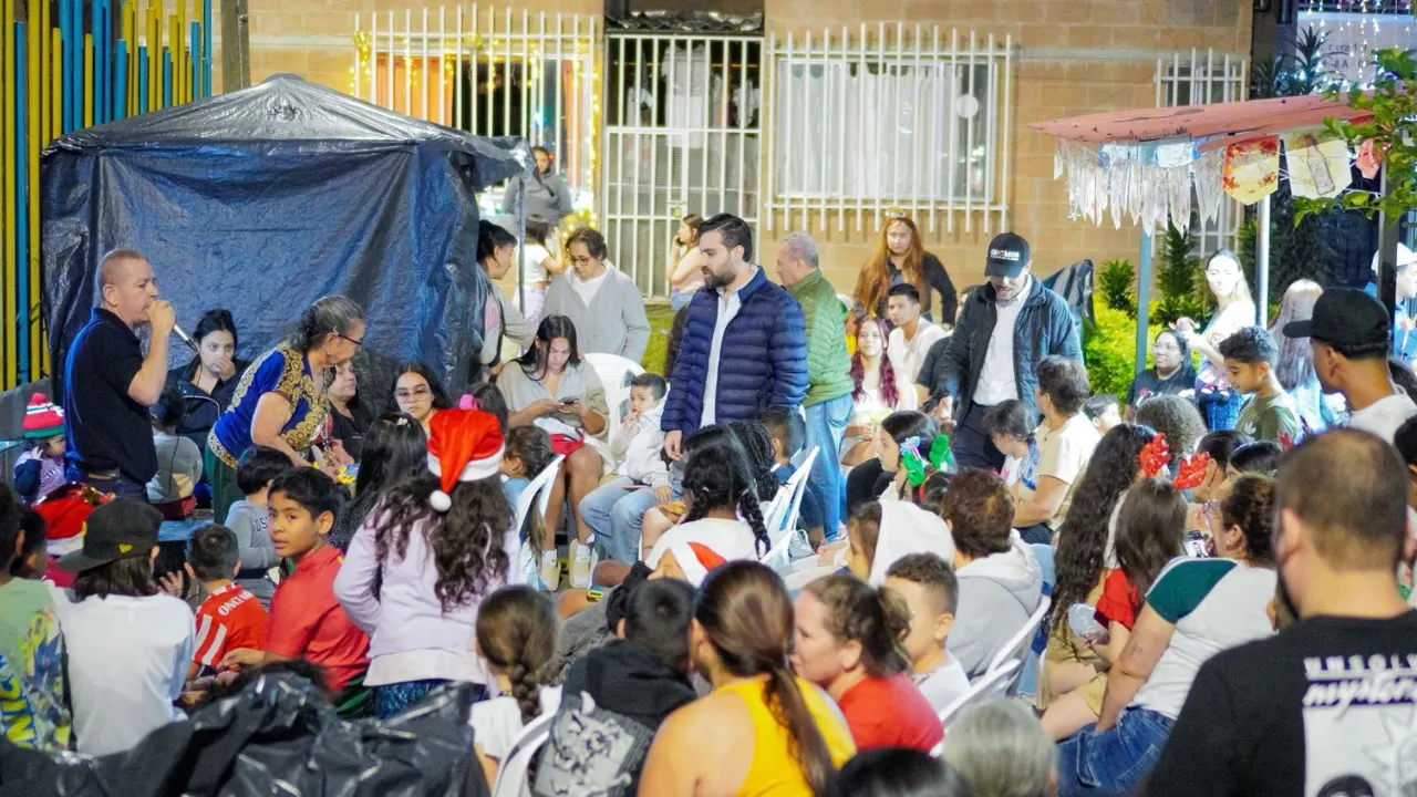El concejal Santiago Perdomo realizó más de 25 novenas navideñas en distintos barrios de Medellín, compartiendo con comunidades, niños y familias espacios de unión, tradición y mensajes de cuidado. Durante los encuentros, promovió la protección de la niñez, la importancia del estudio y una Navidad vivida desde la cercanía comunitaria y los valores familiares.