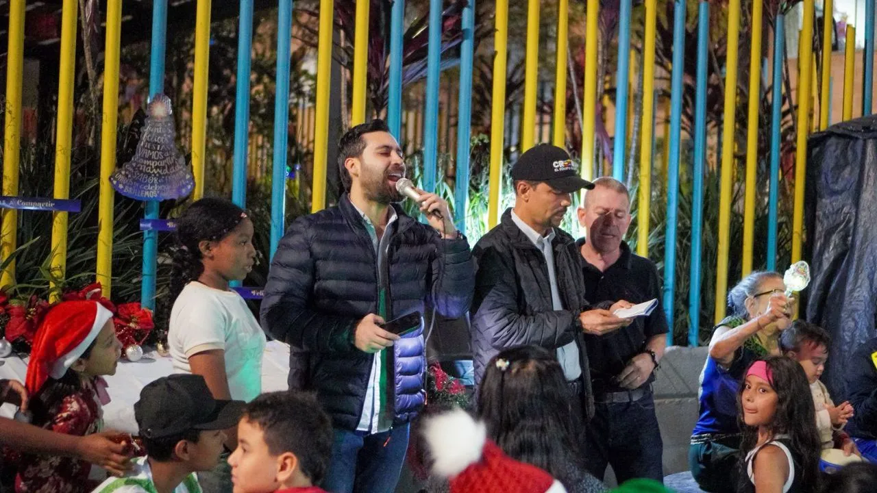 El concejal Santiago Perdomo realizó más de 25 novenas navideñas en distintos barrios de Medellín, compartiendo con comunidades, niños y familias espacios de unión, tradición y mensajes de cuidado. Durante los encuentros, promovió la protección de la niñez, la importancia del estudio y una Navidad vivida desde la cercanía comunitaria y los valores familiares.