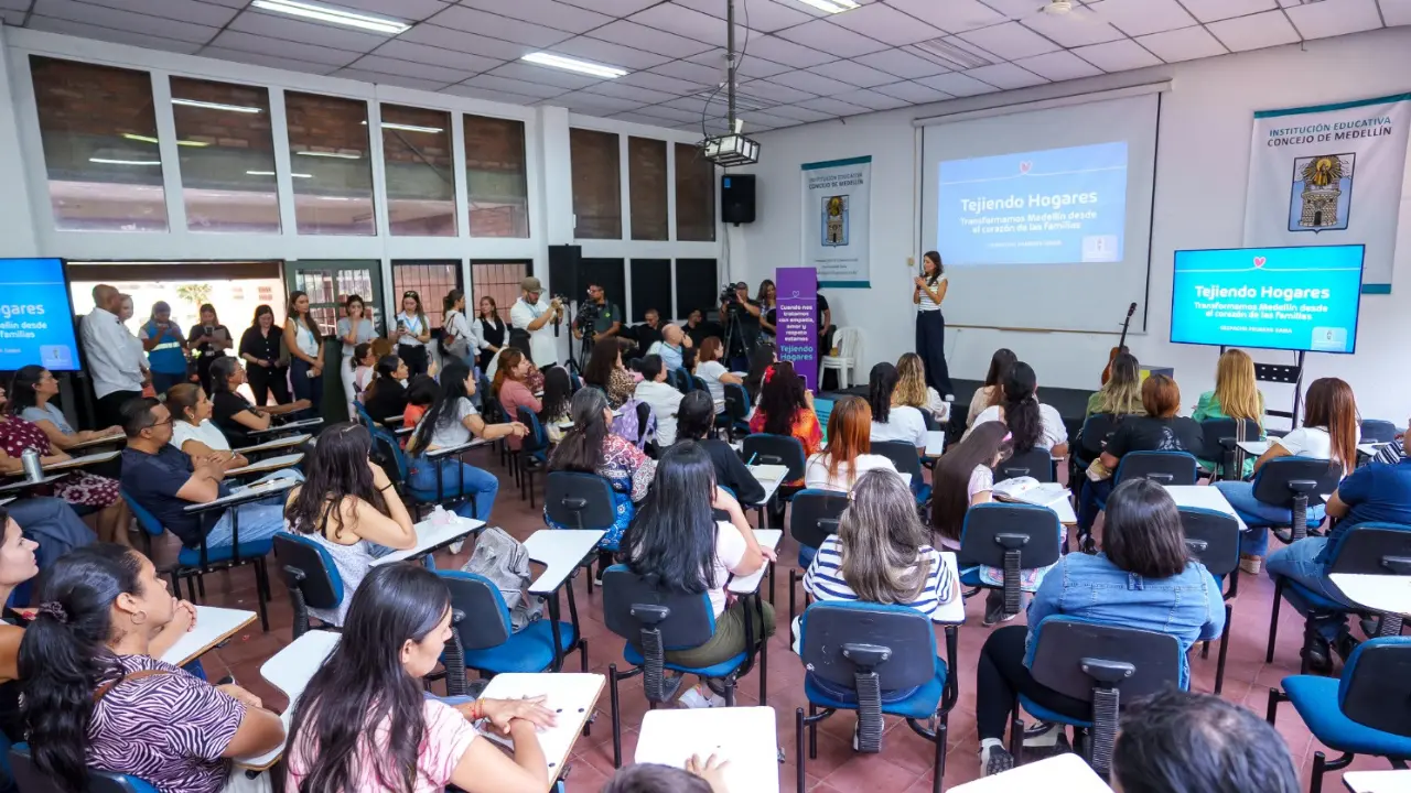 Tejiendo Hogares acompañó a 120 mil familias en Medellín
