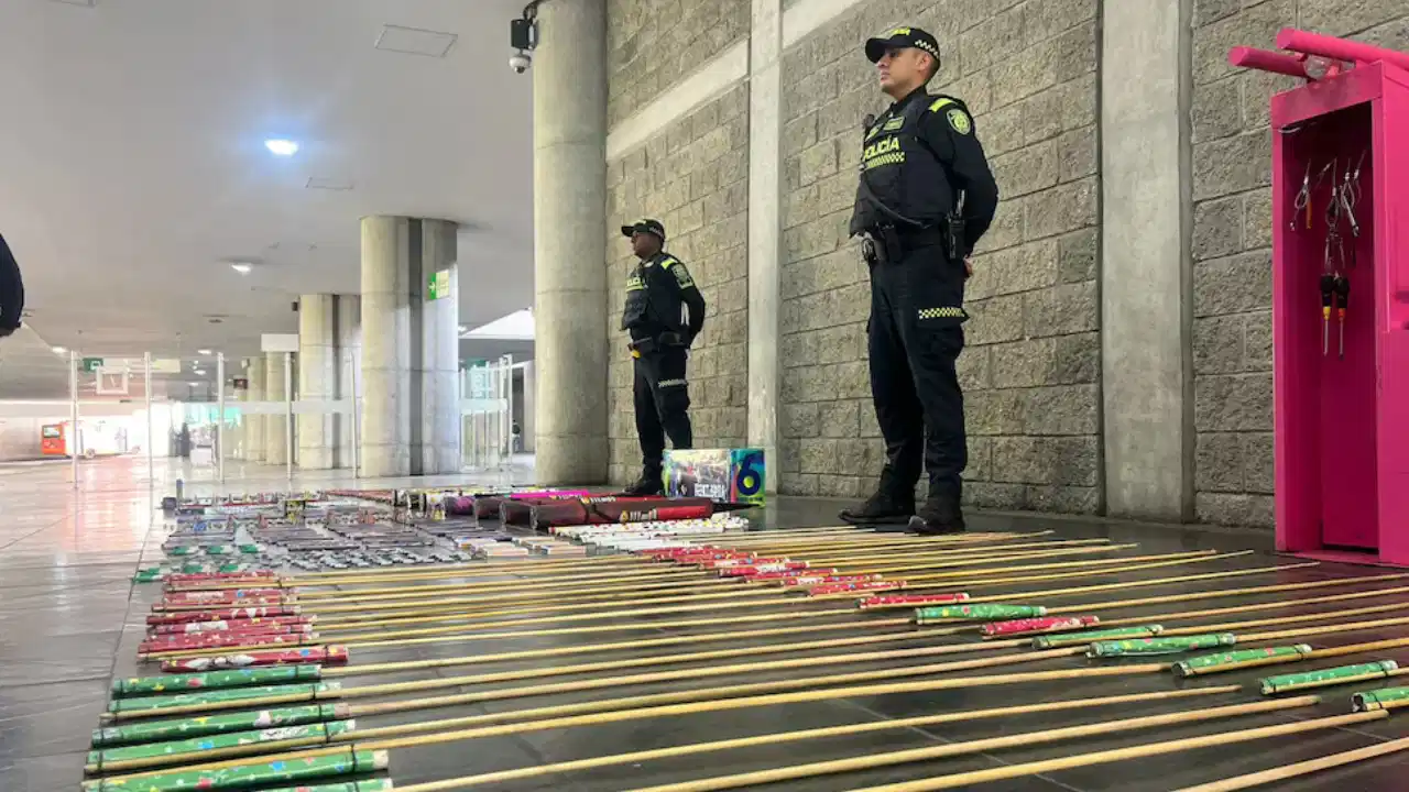 'Tan vivos': Tenían tienda de elementos pirotécnicos camuflada en estaciones del TransMilenio