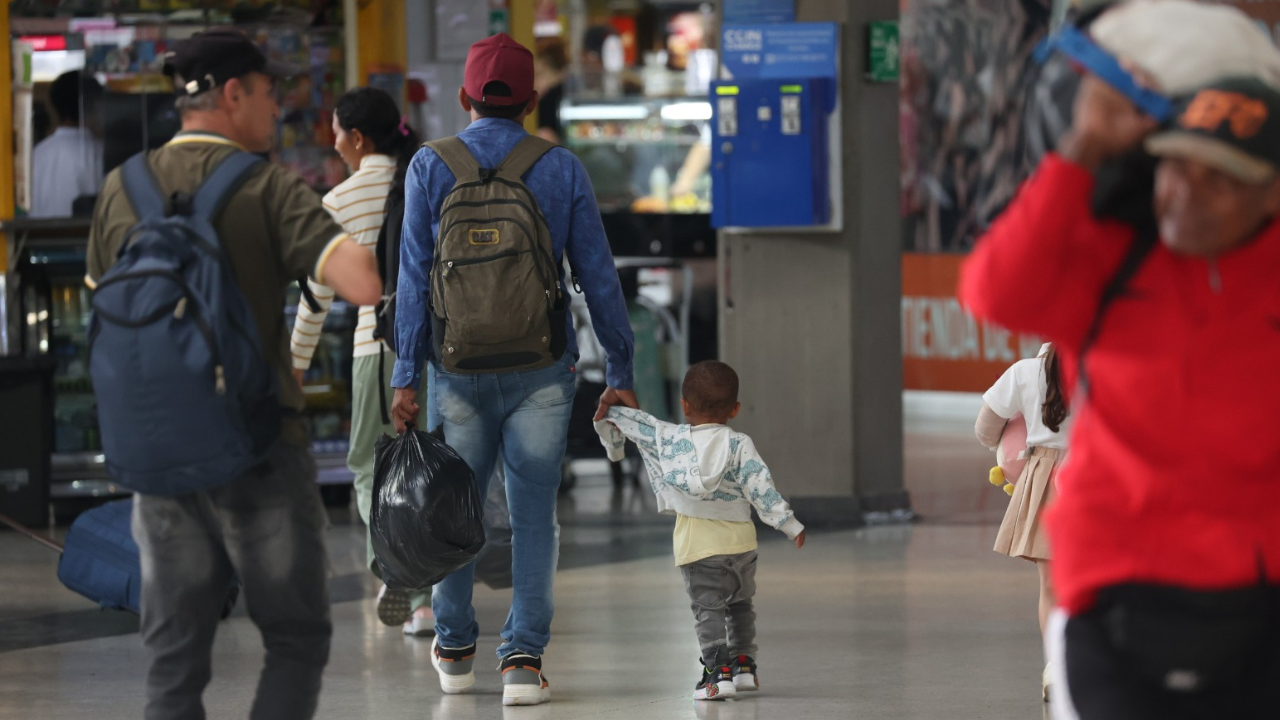 Terminales Medellín a reventar: fin de año mueve a miles y prenden alertas por viajes ilegales
