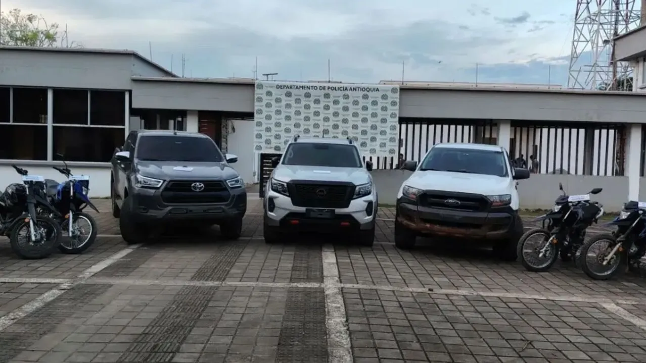 ¡Golpe de $300 millones! Policía recupera 10 vehículos robados en el Bajo Cauca antioqueño, incluyendo motos y camionetas