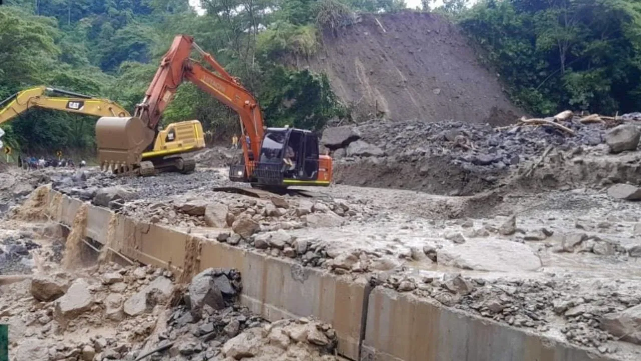 ¡Atención viajeros! Lluvias retrasan la reapertura de la vía Medellín–Urabá: continúan los trabajos de remoción