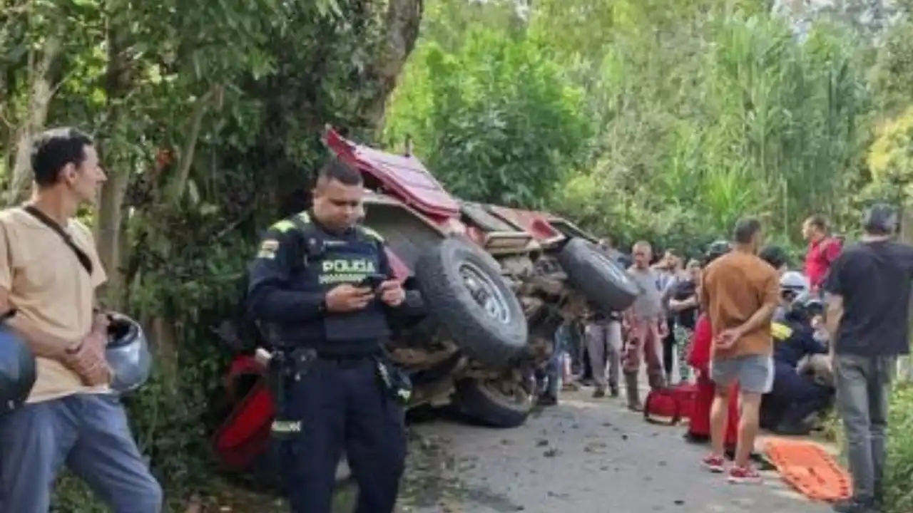 Volcamiento de vehículo en Barbosa dejó al menos 15 personas heridas