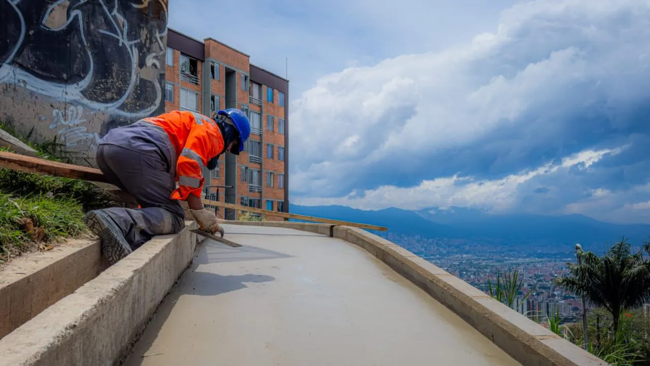 ¡Medellín se blinda! Intervienen taludes y canales para mitigar riesgos por lluvias en zonas críticas