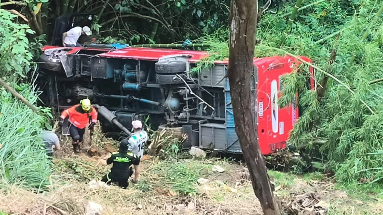 ¡Urgente! Un bus al parecer se chocó contra un camión y se fue a un abismo en la vía a Santa Elena