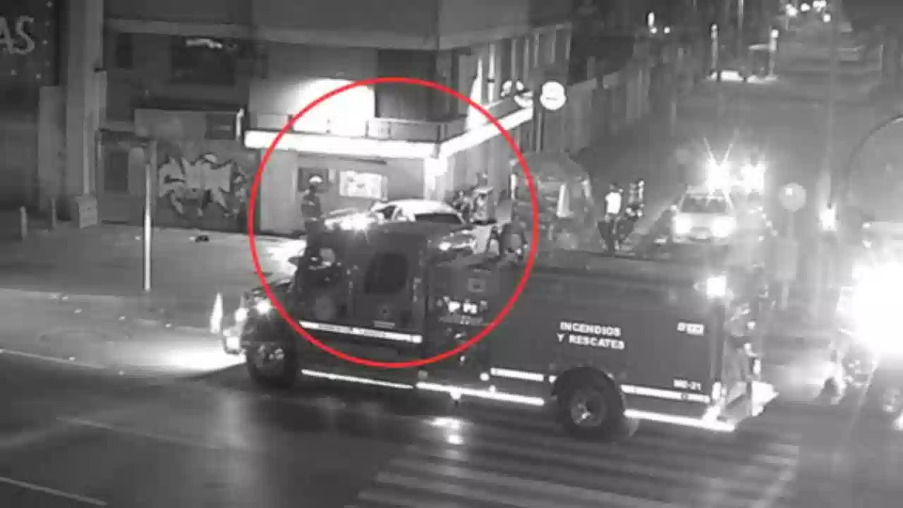 Madrugada de accidentes en Bogotá: dos carros destruidos y edificio afectado en brutal choque en la NQS