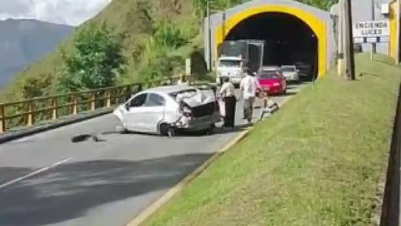 Siniestro vial paraliza el paso en zona del túnel de Copacabana en la vía Medellín–El Santuario