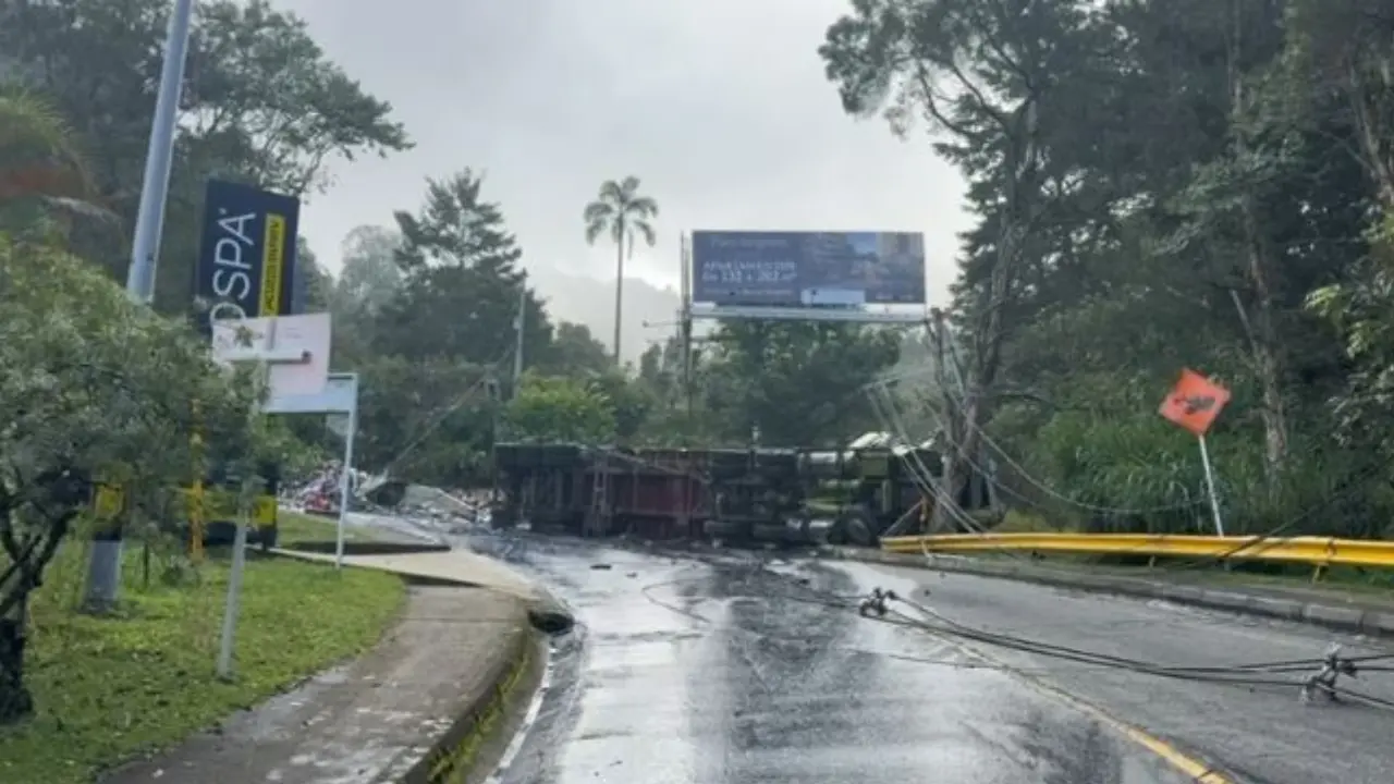 Se conocen más detalles del volcamiento en Los Balsos que dejó un conductor muerto, derrame y congestión