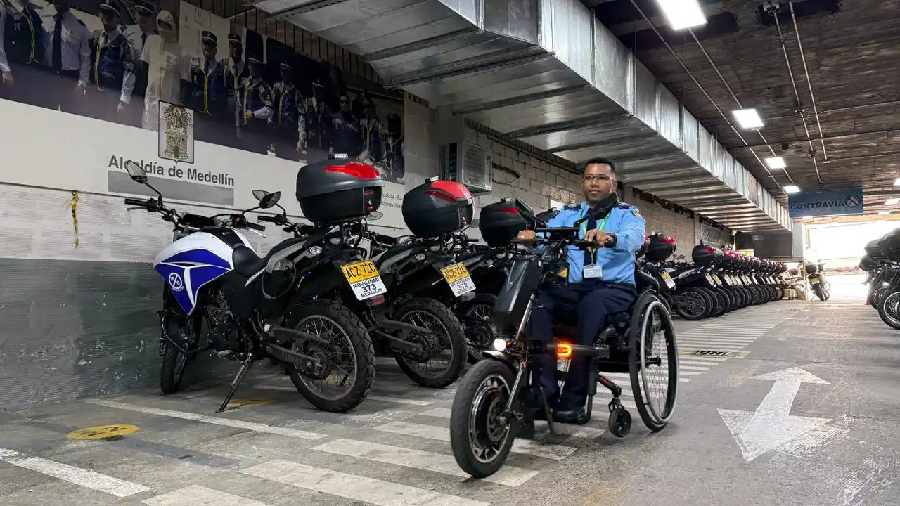 'Más que un uniforme': Medellín vincula a su primer agente de tránsito en silla de ruedas