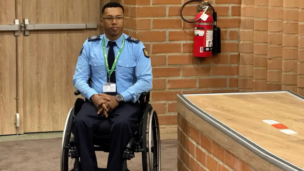 'Más que un uniforme': Medellín vincula a su primer agente de tránsito en silla de ruedas