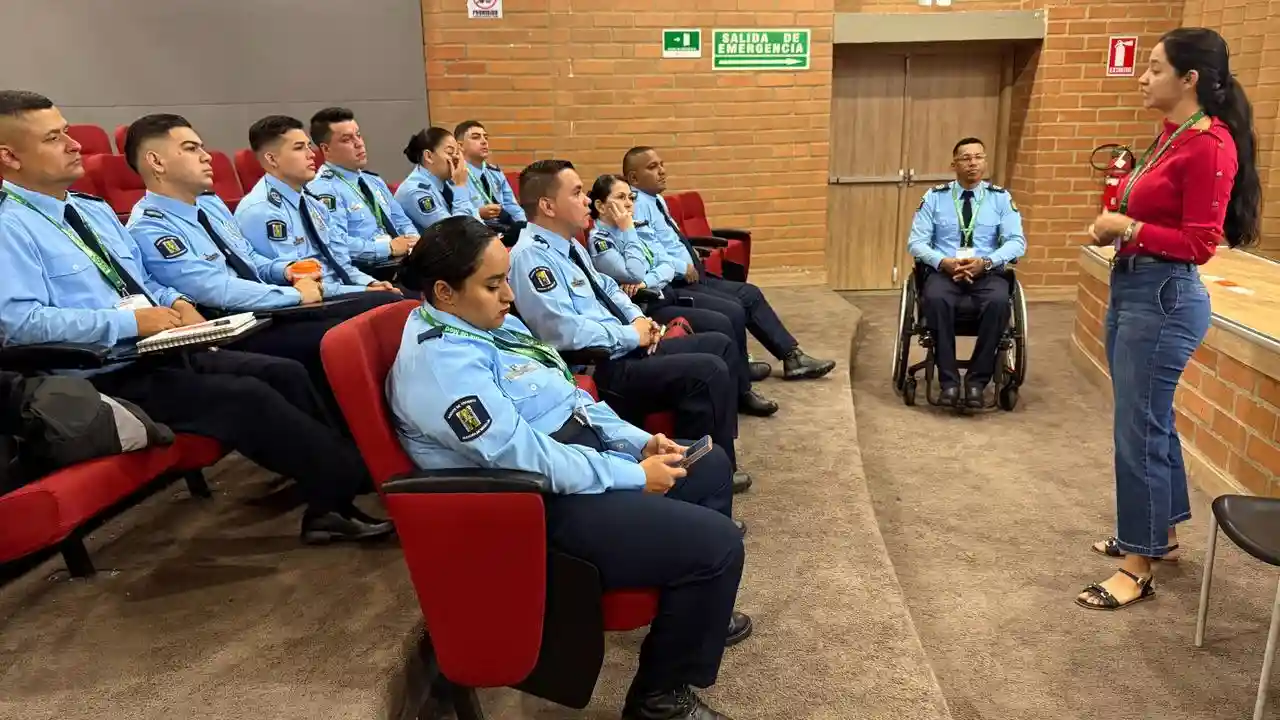 'Más que un uniforme': Medellín vincula a su primer agente de tránsito en silla de ruedas