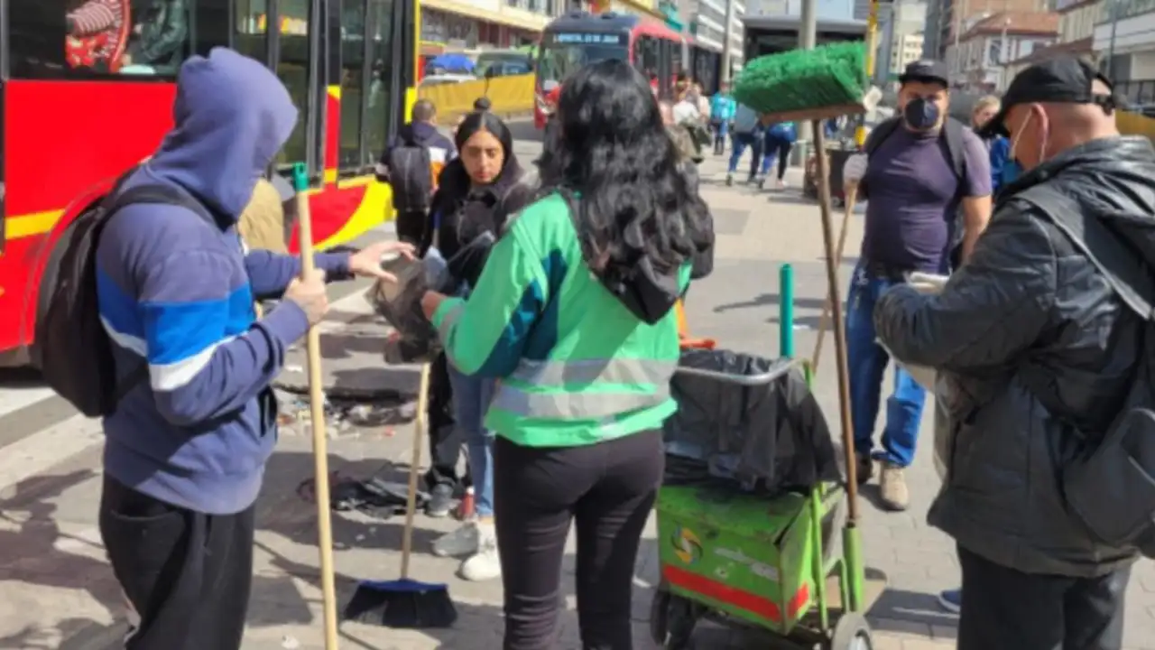 Infractores pagaron sus multas barriendo Bogotá: así avanzan las jornadas de trabajo comunitario