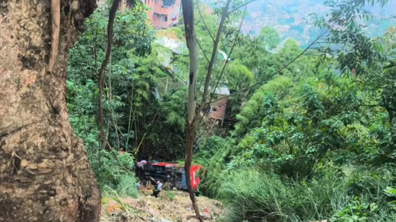 ¡Autoridades entregan balance! Bus que se precipitó al vacío en Santa Elena dejó 12 heridos