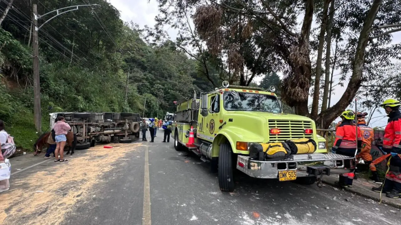 ¡Autoridades entregan balance! Bus que se precipitó al vacío en Santa Elena dejó 12 heridos