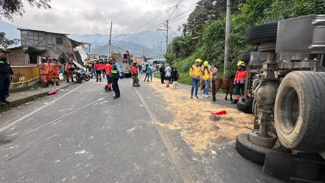 ¡Autoridades entregan balance! Bus que se precipitó al vacío en Santa Elena dejó 12 heridos