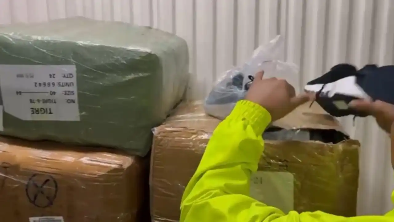 Desmantelaron una bodega en Barrio Colombia con más de 6 mil pares de calzado de contrabando