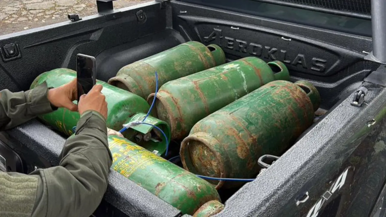 ¡Frustran atentado! Desactivan carga explosiva de una camioneta al frente de la estación Sur de Policía en Popayán