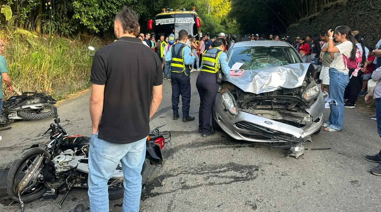 Automóvil habría invadido el carril contrario: cuatro motociclistas gravemente heridos en la vía Amagá – Fredonia