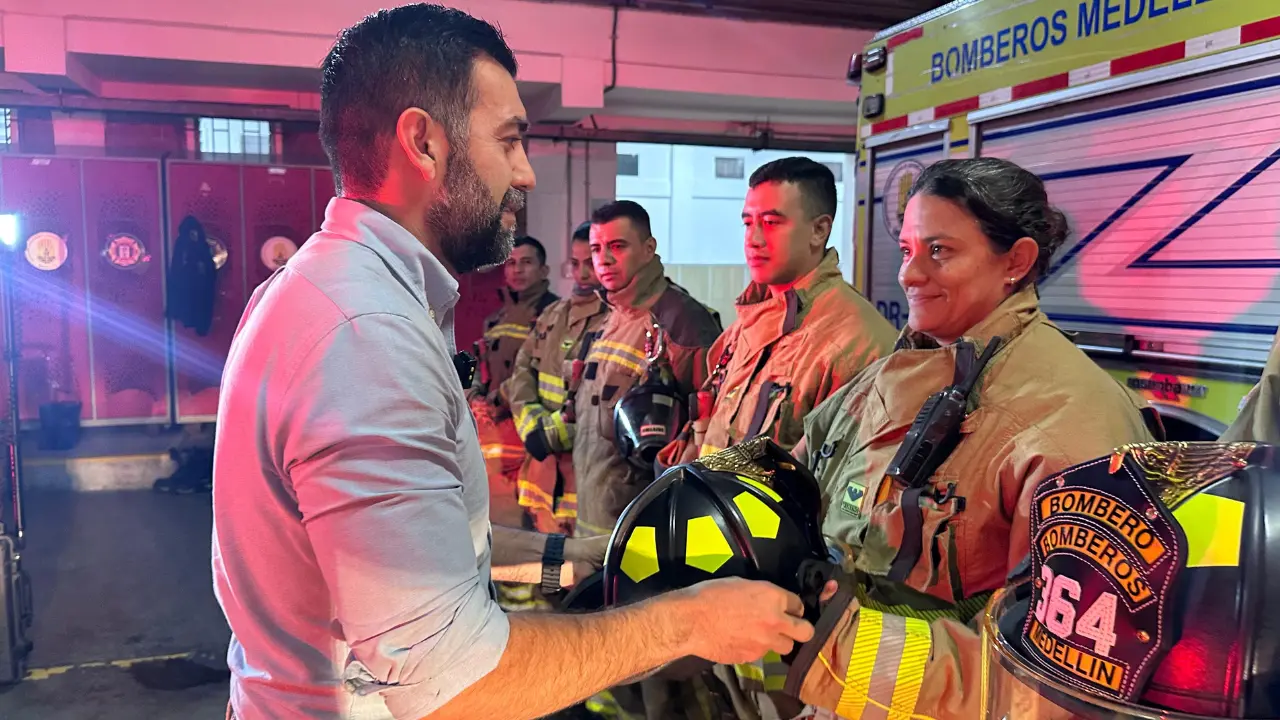¡Más protección! Entregan cascos de última tecnología para blindar a los Bomberos de Medellín
