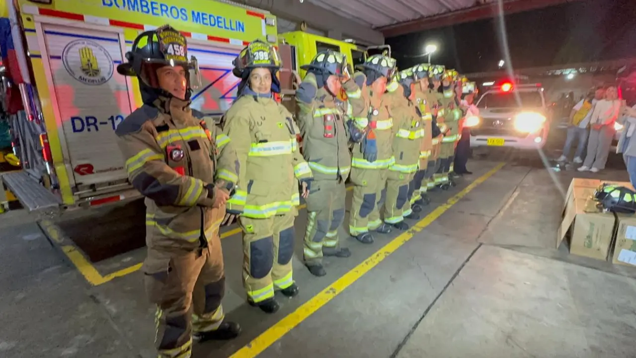 ¡Más protección! Entregan cascos de última tecnología para blindar a los Bomberos de Medellín
