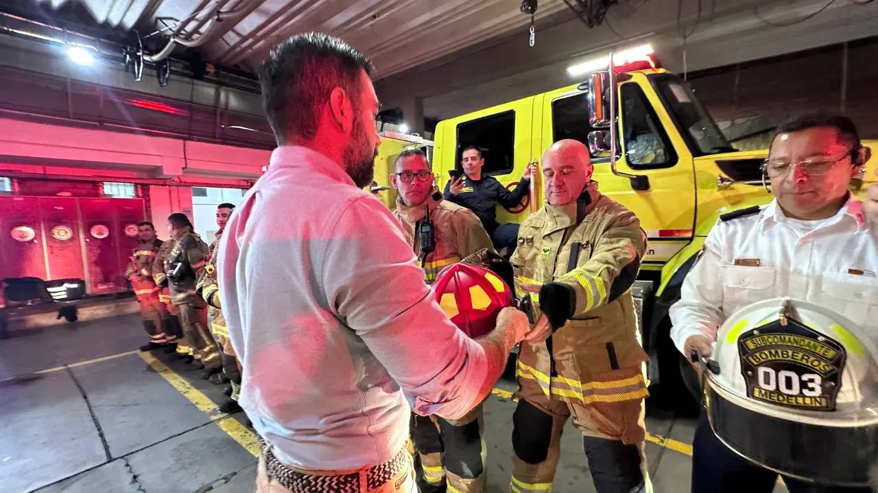 ¡Más protección! Entregan cascos de última tecnología para blindar a los Bomberos de Medellín