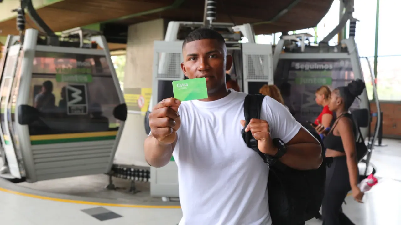 Recargó su Cívica y terminó con Puntos: así funciona la alianza del Metro de Medellín