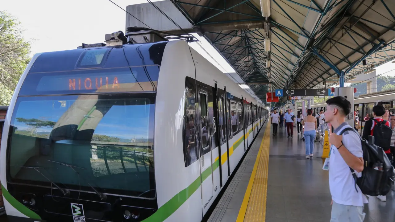Recargó su Cívica y terminó con Puntos: así funciona la alianza del Metro de Medellín