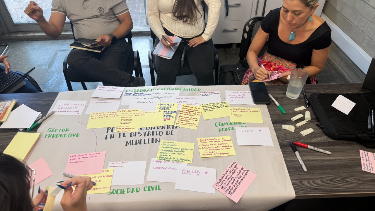 Así se está decidiendo la educación postsecundaria en Medellín: 13 mesas ciudadanas en marcha