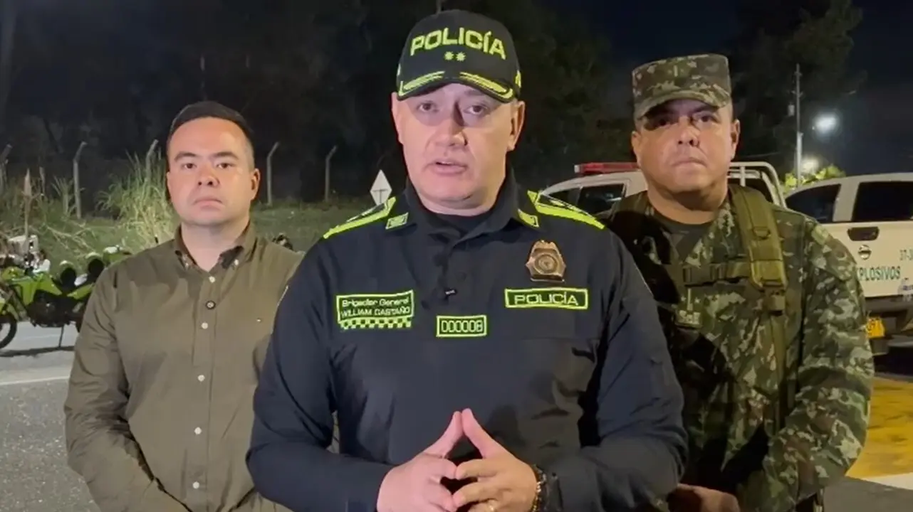 El Comandante de la Policía Metropolitana del Valle de Aburrá (MEVAL), Brigadier General William Castaño Ramos, entregó un informe detallado sobre la explosión ocurrida en la Autopista Medellín-Bogotá, cerca del peaje de Copacabana.