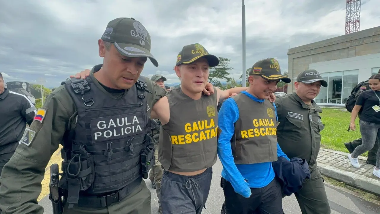 Se conocen las primeras imágenes de la liberación del hijo de Giovanny Ayala por parte del GAULA