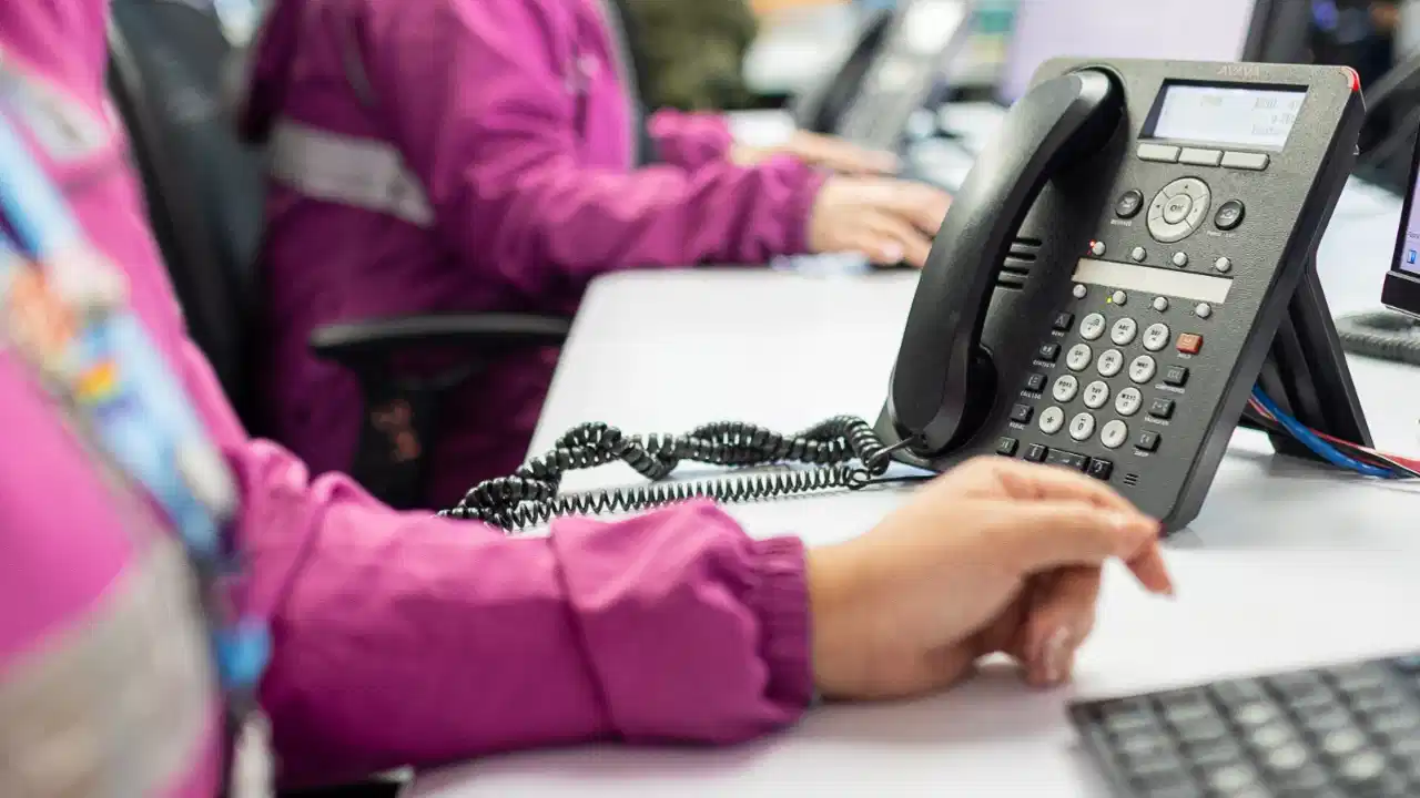 ¡No están solas! Medellín refuerza la línea 123 Mujer para protegerlas en Navidad y Año Nuevo