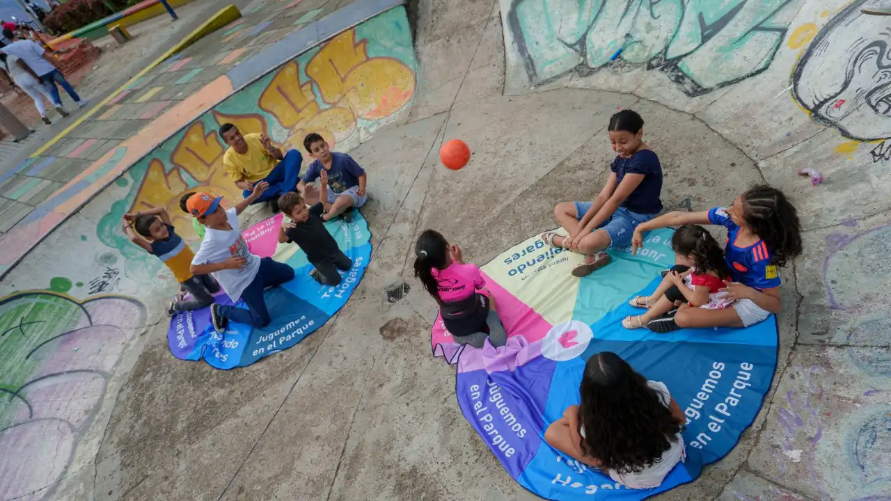 ¡Medellín se renueva! Arranca megaobra para transformar 29 parques y proteger a la niñez