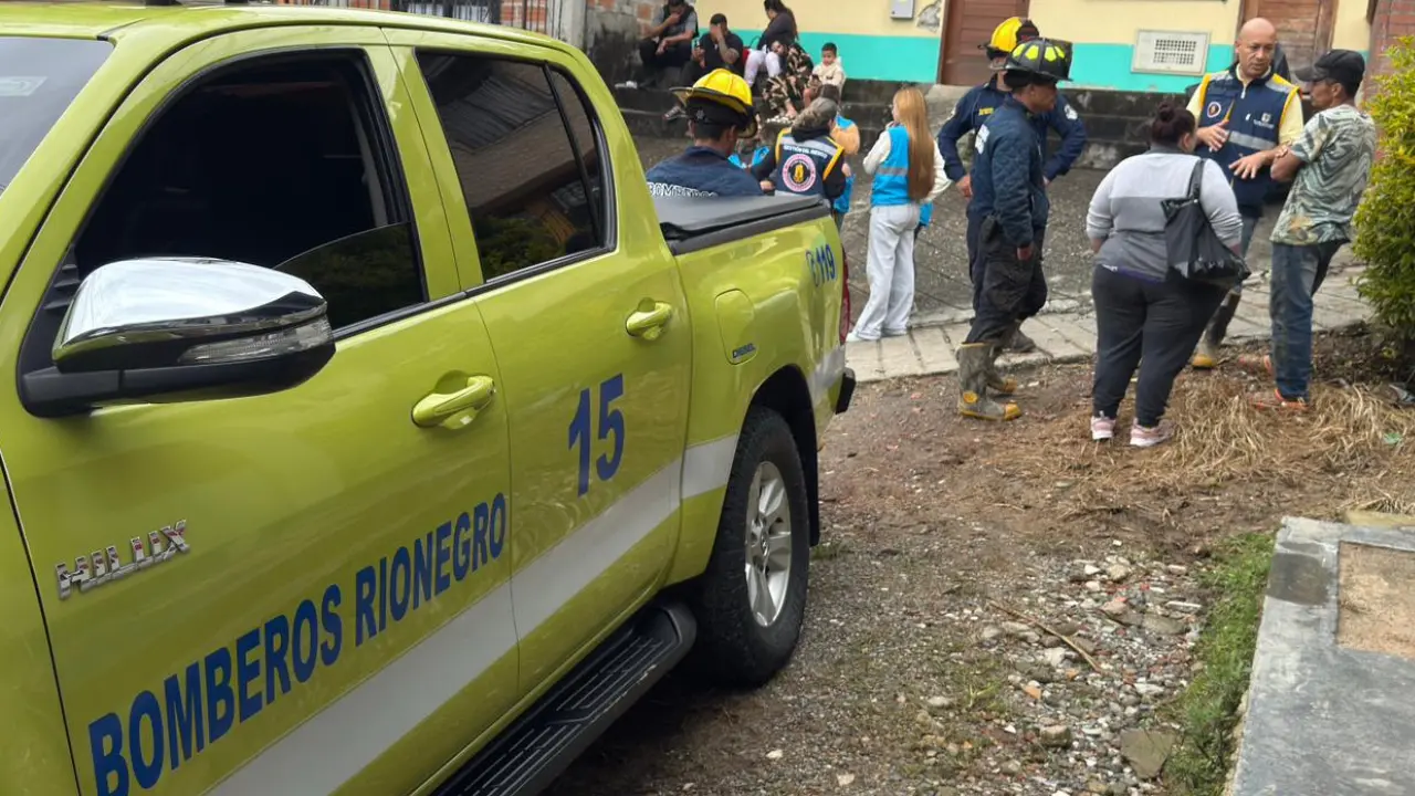 Emergencia en Rionegro: Evacuación de familias por movimiento de masa en Quebrada Arriba