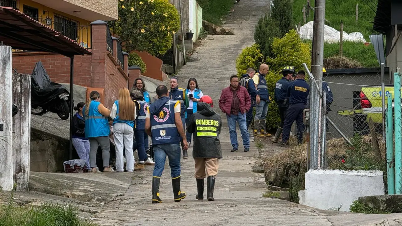 Emergencia en Rionegro: Evacuación de familias por movimiento de masa en Quebrada Arriba