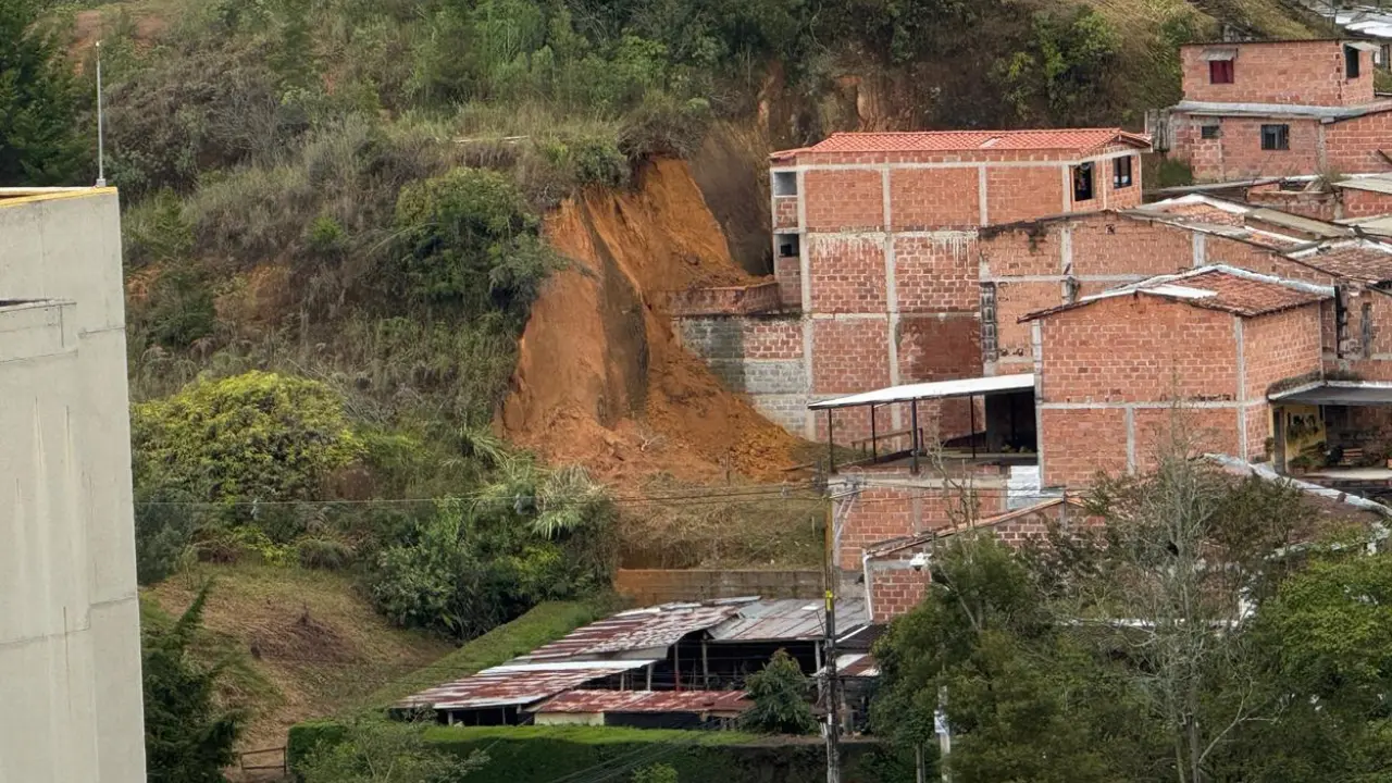Emergencia en Rionegro: Evacuación de familias por movimiento de masa en Quebrada Arriba