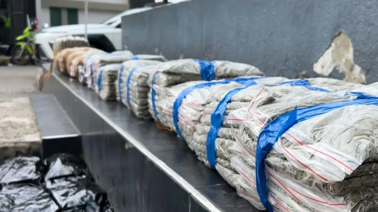 Se accidentó en Kennedy y terminó pillado con 560 kilos de marihuana