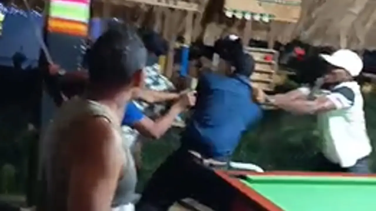 Momento en que el hombre ataca a pico de botella a su rival. Captura de video