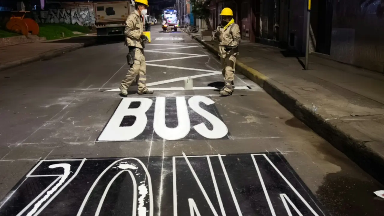 Bogotá refuerza señalización horizontal para mejorar seguridad vial en 119 barrios