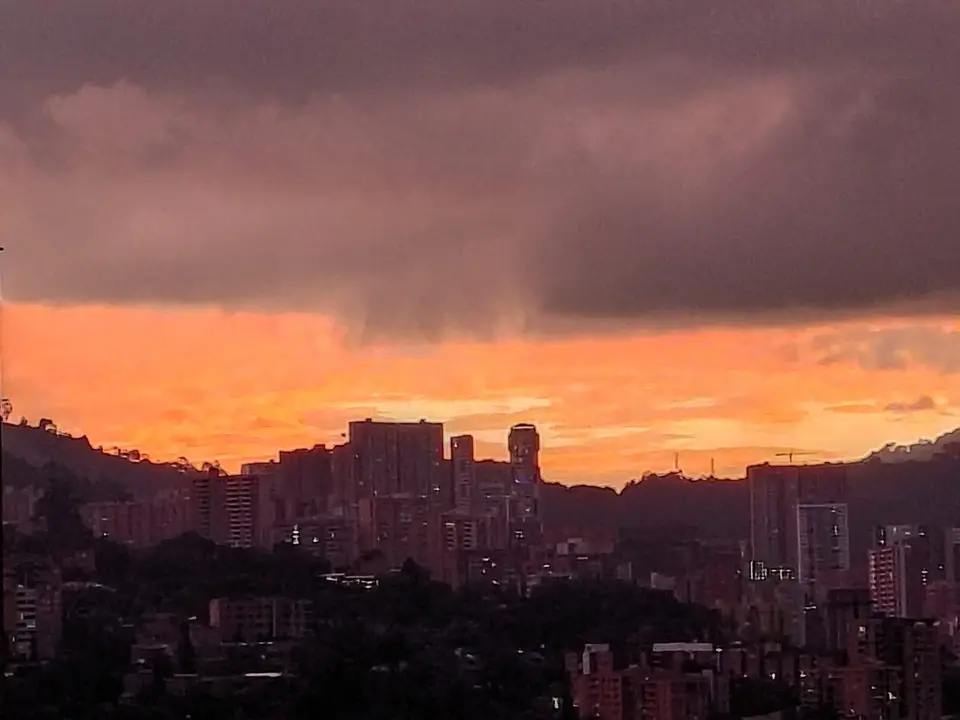 ¡Una belleza! Atardeceres de ensueño tras las lluvias en el Valle de Aburrá